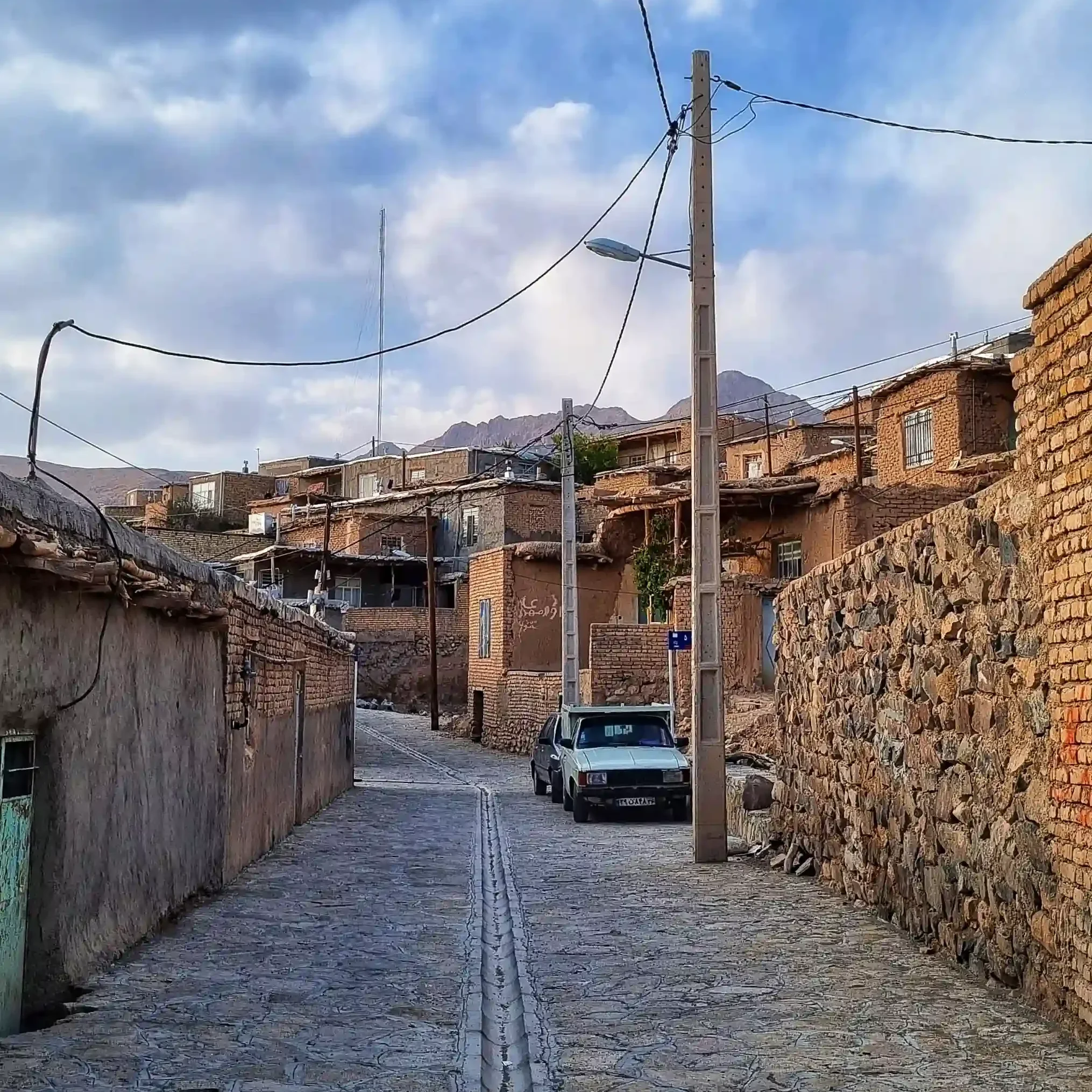 مسیر ورودی اصلی روستای رزگ